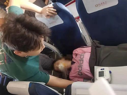 ▲孙毅杰正在救助女乘客