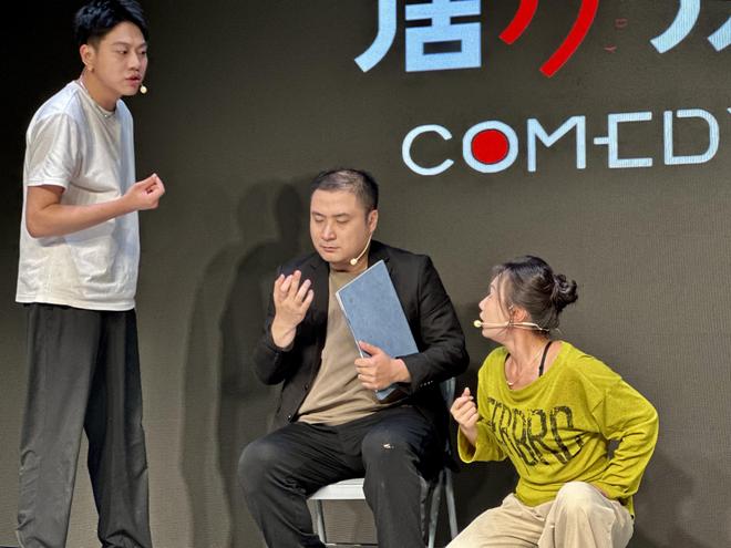 春京西剧说剧场首发剧《喜都电台》爆笑启幕 雪饼猴加盟转型献艺