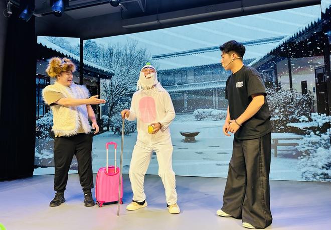 春京西剧说剧场首发剧《喜都电台》爆笑启幕 雪饼猴加盟转型献艺